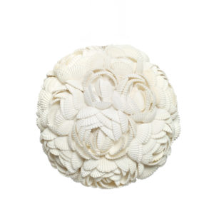 Boule décorative balinaise en coquillages blancs formant des roses
