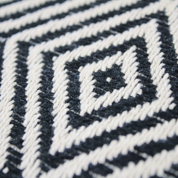Coussin 70x70 Ikat - Noir & Naturel – Image 3