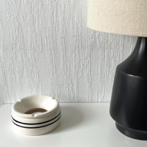 Cendrier en céramique blanc rayures noires