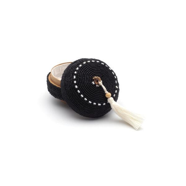 Boite balinaise ronde en perles noir et blanc à pompon