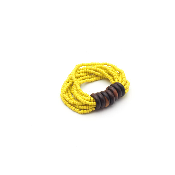 Bracelets en perles et anneaux de bois jaune