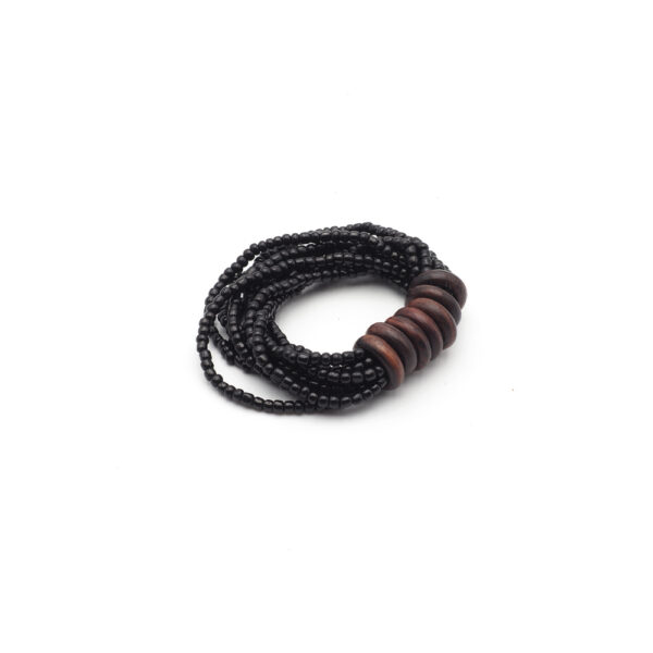 Bracelets en perles et anneaux de bois noir
