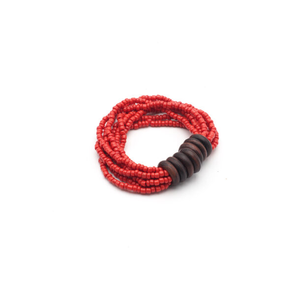 Bracelets en perles et anneaux de bois rouge