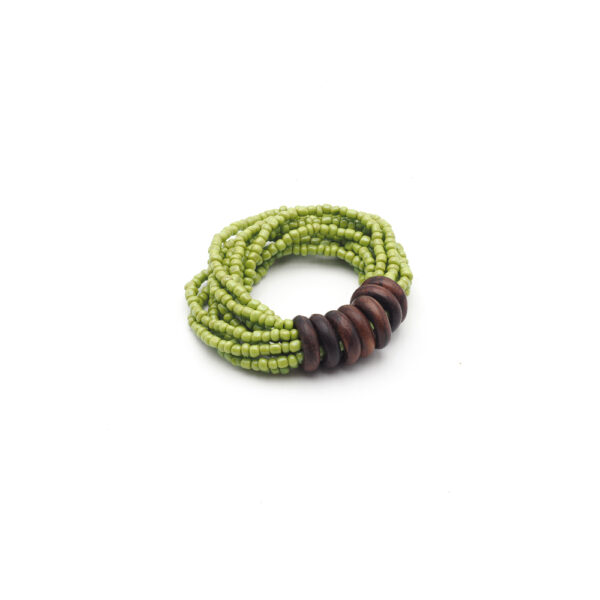 Bracelets en perles et anneaux de bois vert