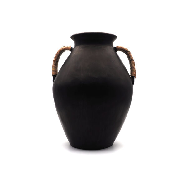 Vase amphore en terre cuite noir et anses en rotin