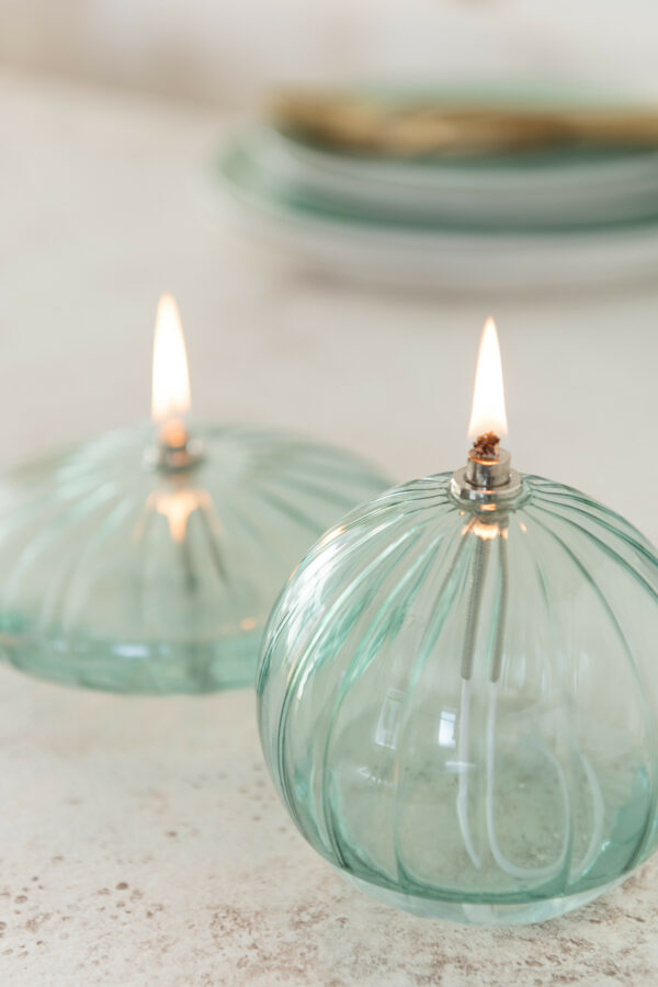 Lampe à huile en verre strié vert d'eau boule et galet