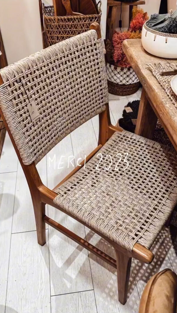 Chaise en teck et tressage synthétique