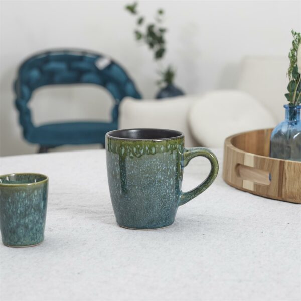 tasse en céramique vert