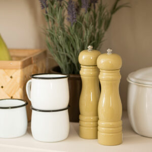 duo salière/poivrière en bois laqué beige