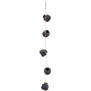 guirlande de poteries en terre cuite noir