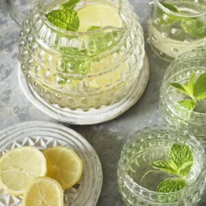 pichet en verre décor en relief