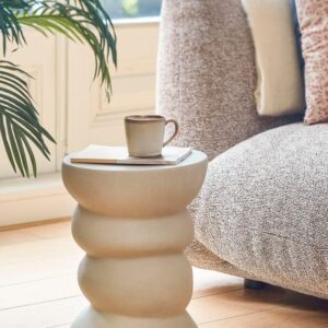 table d'appoint en céramique beige mat