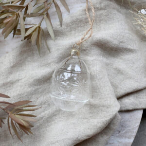 boule de noël en verre transparent
