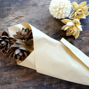 bouquet de fleurs dahlia brun