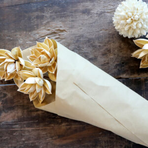 bouquet de fleurs dahlia crème