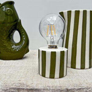 lampe à poser à piles en céramique rayée blanc et vert