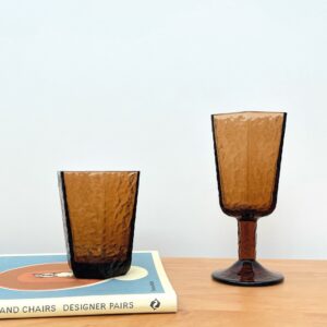 verre à pied ambré en verre texturé