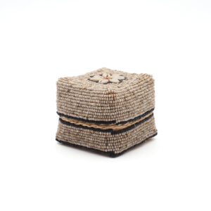 boite balinaise carrée en bambou et perles beige liseré noir avec fleurs en coquillages