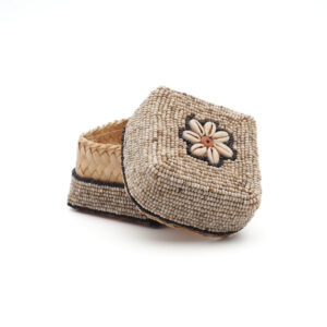 bambou et perles beige liseré noir avec fleurs en coquillages ouverte