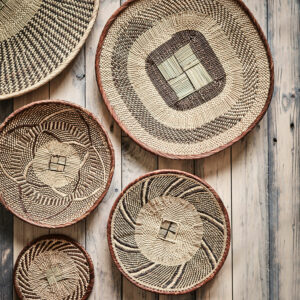 decoration murale panier tonga africain fibre naturelle en situation au mur 4
