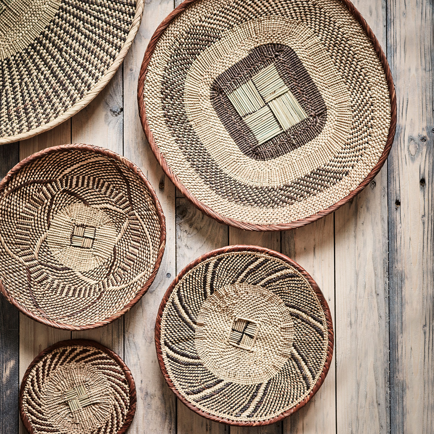 decoration murale panier tonga africain fibre naturelle en situation au mur 4