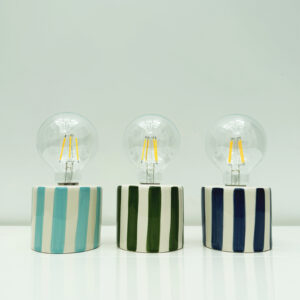 lampe a poser en ceramique a piles blanc raye