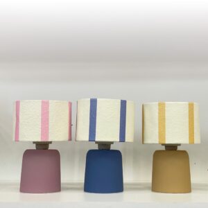 lampe rayee a poser a piles rose bleu jaune