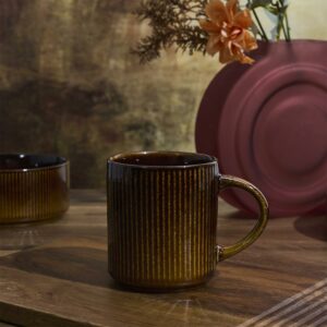 Tasse en céramique marron striée